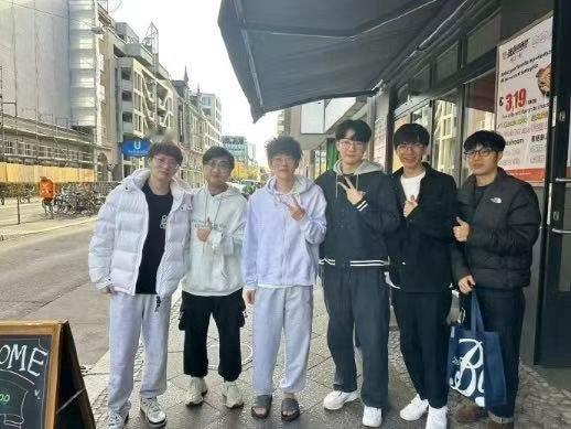 Jiejie带冠军戒指去应援LPL了离了Jiejie谁还给我看冠军戒指当Jiej