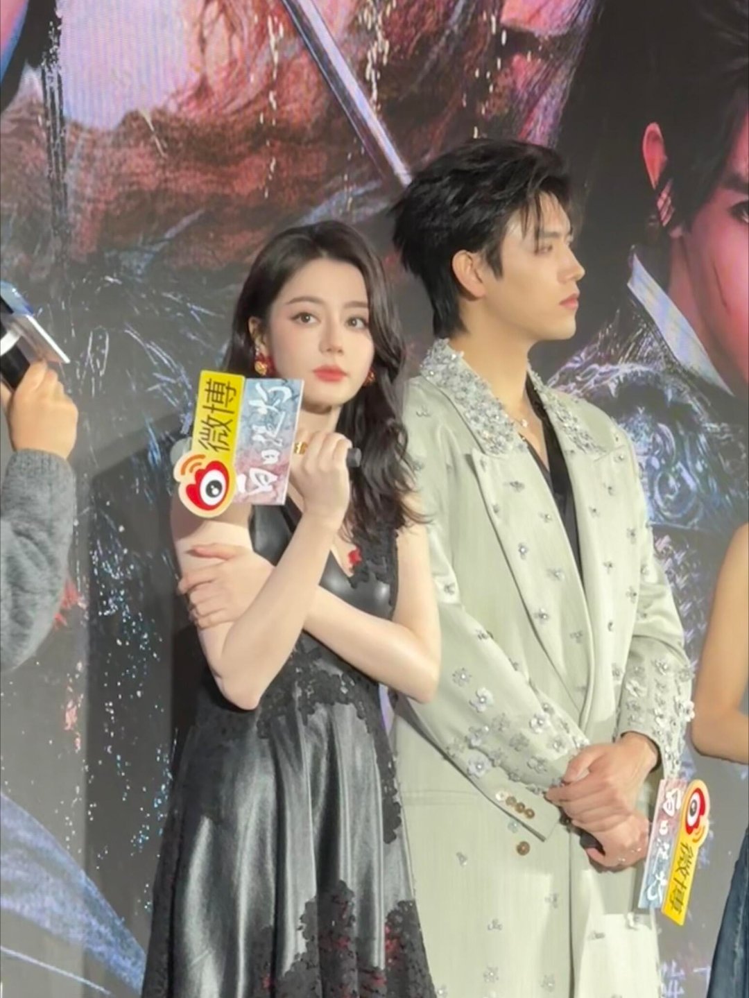 迪丽热巴陈飞宇戏里戏外都是姐狗  迪丽热巴和陈飞宇拍戏花絮也太甜了！脸链互动完全