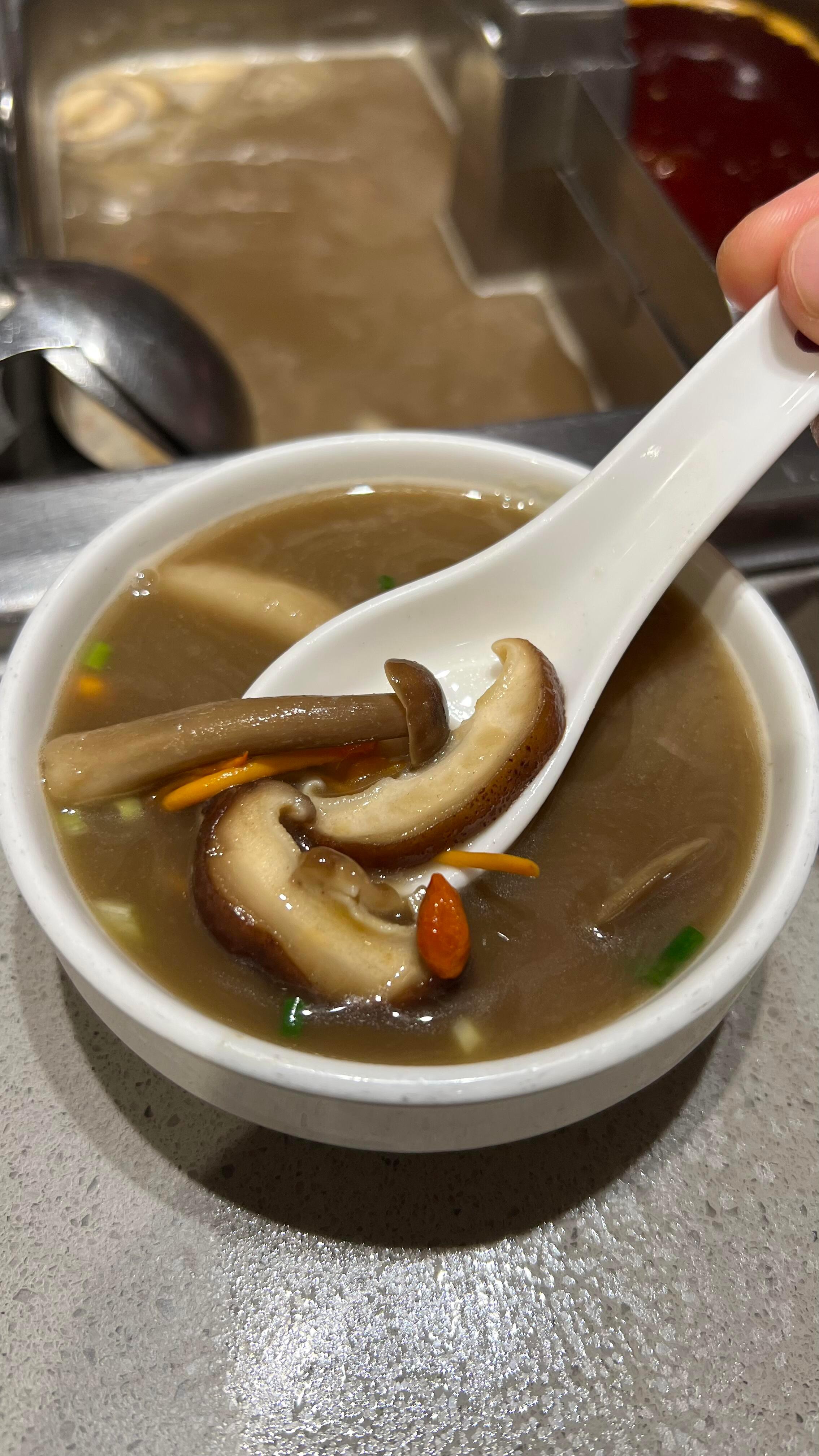 离了海底捞还有谁能这般宠我 我比较喜欢这个菌汤锅，感觉以后就吃这个锅底了，汤里面