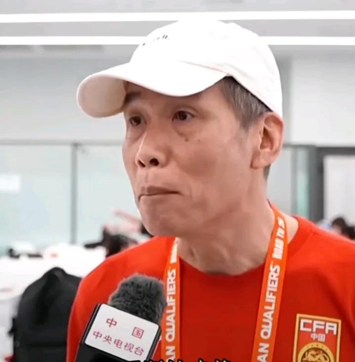《体坛周报》副总编辑马德兴在接受央视记者采访亮明了自己的观点。他认为中国足球频繁