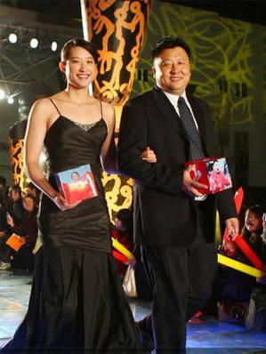 奥运冠军刘子歌：27岁嫁50岁教练，父母缺席婚礼，如今她后悔吗？