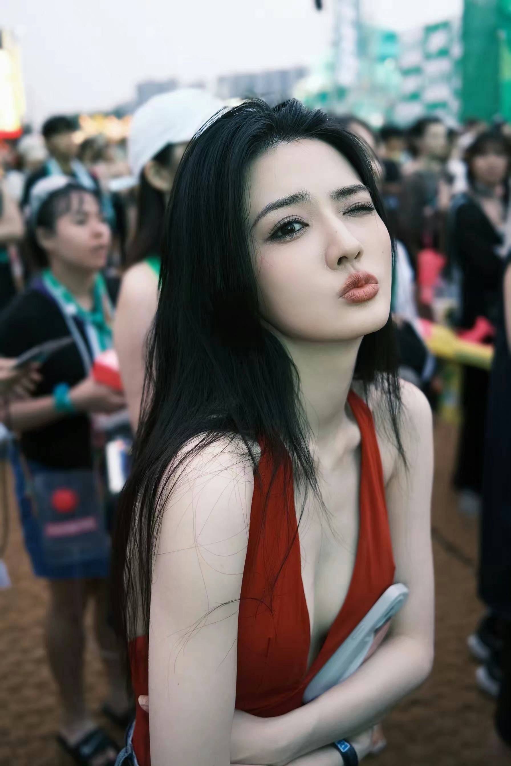 #徐璐变风格了##徐璐深v辣妹妆造#徐璐的风格变化让人惊喜连连，深 V 辣妹妆造