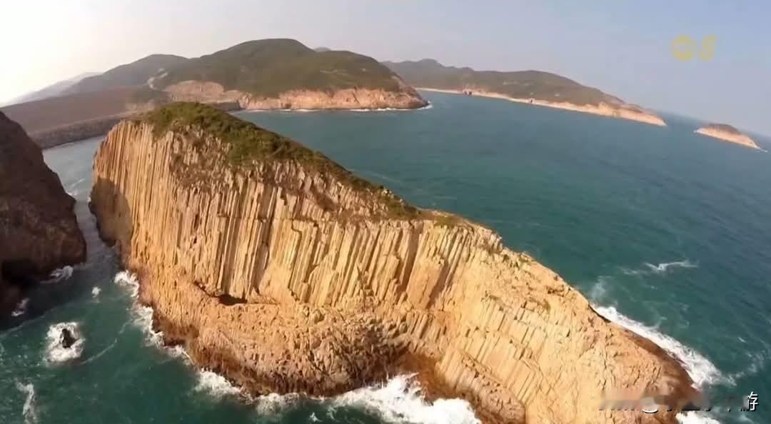一名中国大陆旅客到香港西贡破边洲旅游，怀疑在拍照时不小心坠海身亡。香港鱼护署在事