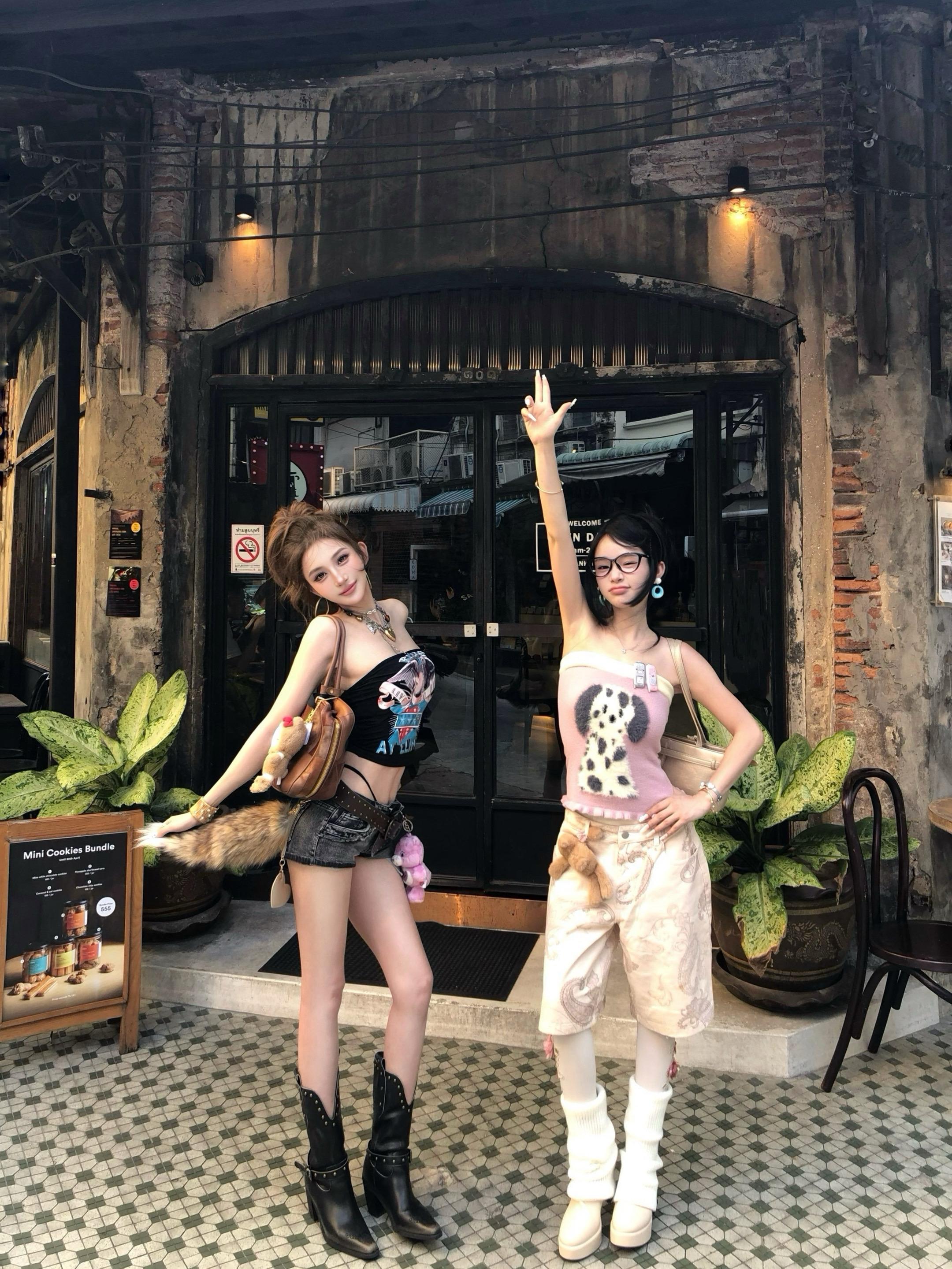 下次见面，再把我手牵牵👭。