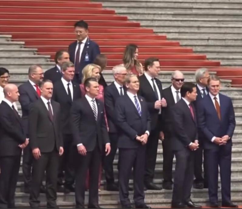 赫格塞斯看起来稍微有点紧张和拘谨，不过这也正常，他此前哪里见过如此大的阵仗！有眼