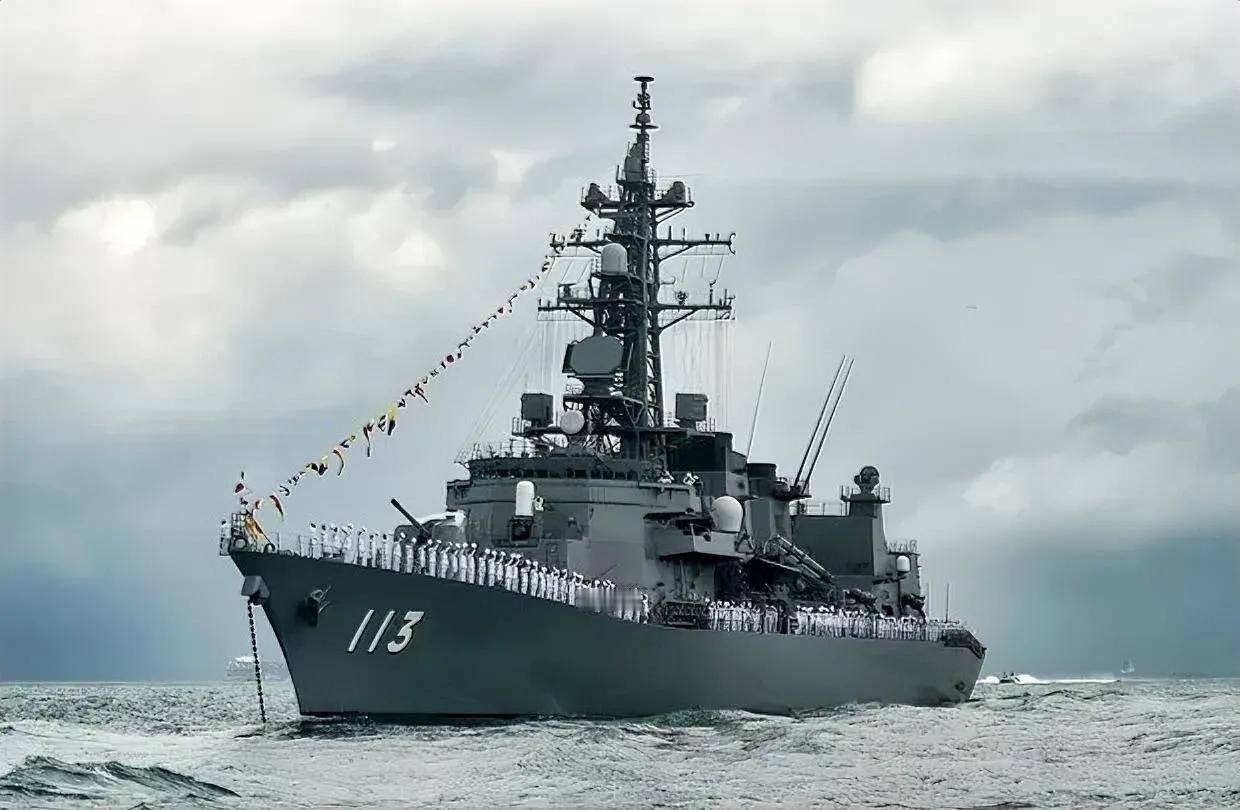 本周三，一艘日本海上自卫队护卫舰通过 #台湾海峡，这也是日本自卫队成立70年的首