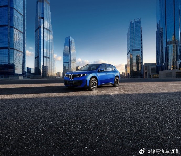 胖哥汽车频道 国产全新宝马iX3长轴距版官图发布。新车外观基本与海外版保持一致，