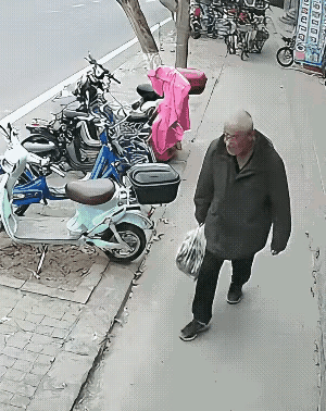 难以想象，这位大爷的亲人生活在怎样的压抑中！
一个男人控制不住自己的情绪带给亲人