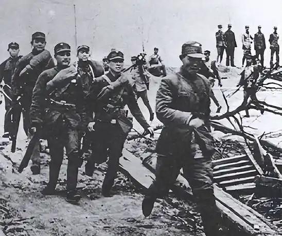 1937年，全国各大报纸统一用三个字称呼他——"张逆自忠"。举国上下恨不得生啖其