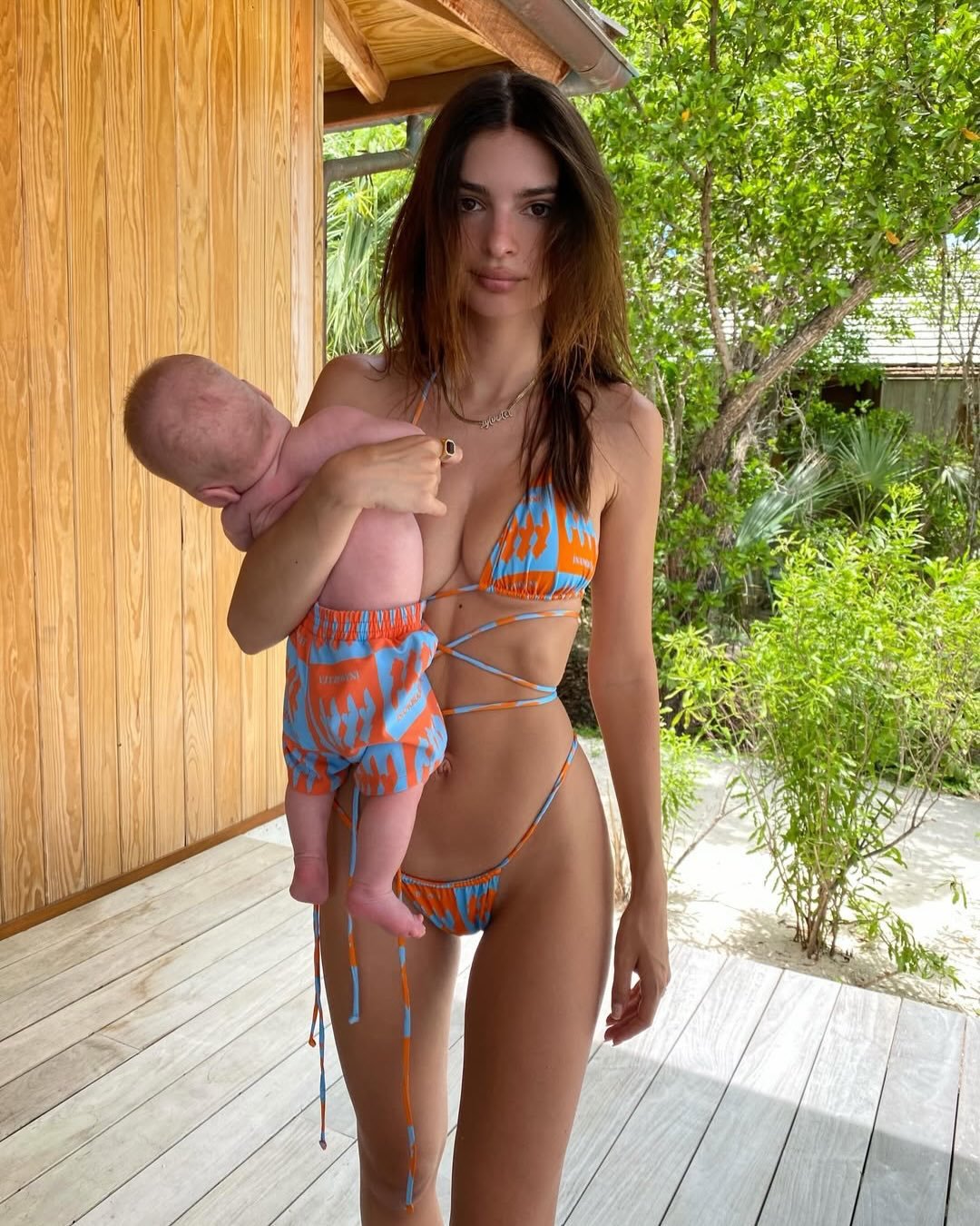 超模Emily Ratajkowski谈到结束婚姻后成为单身母亲。“与错误的人生