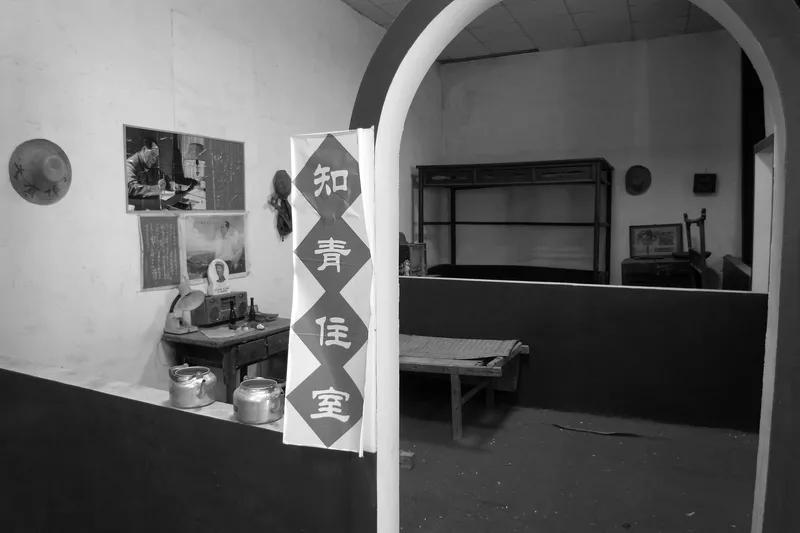 早年知青
知青情深似海长，
共赴乡村历风霜。
携手并肩同甘苦，
争评劳模做榜样。