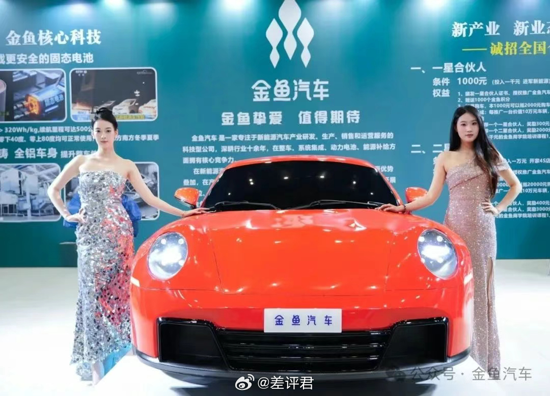 #差评说车# 一台续航 500 公里的纯电敞篷跑车，不仅用上了一体式压铸车身、全