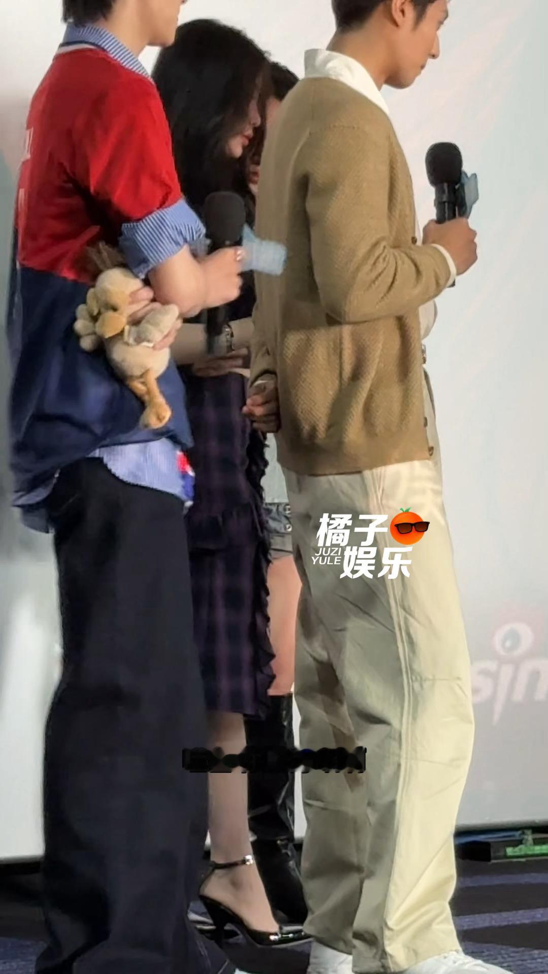 哎哟小女孩们悄悄话时刻shaking：哇塞你腰好细啊（搂住欣欣：哎呀 一般啦～谢