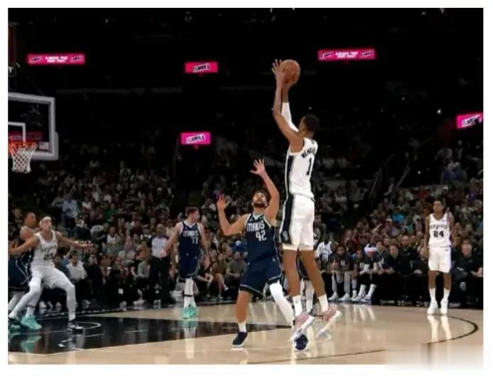 新科状元文班亚马NBA首秀对阵独行侠的数据表现！！！
上场时间:23分钟。
投篮