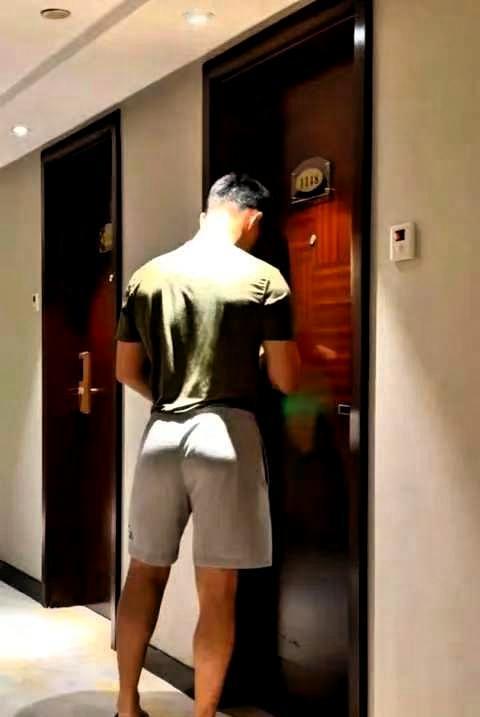 细思极恐！山东青岛，一女子和男友吵架后，在酒店开了间房想冷静一下，谁知半夜时分，