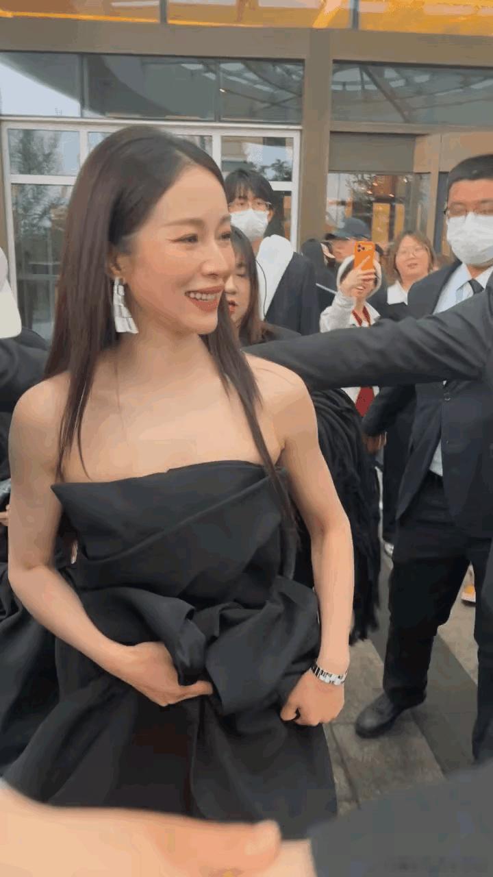 不知道该怎么说呢？一般来说，女明星从宣布隐退到后来再次复出，很多时候真实情况其实