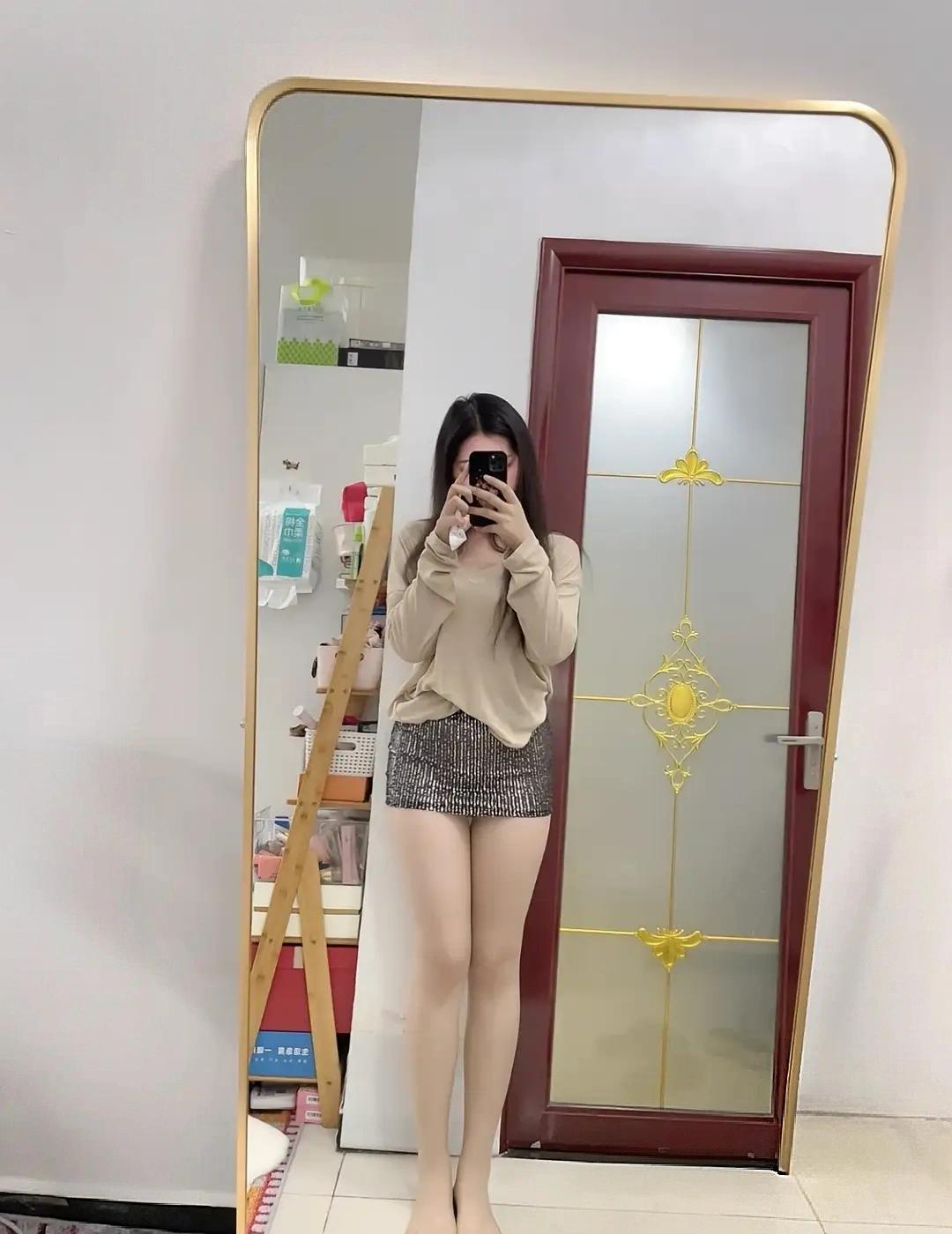 都12月份的天气了，南国的深圳，还需要穿不灵不灵的裙子。[微笑]