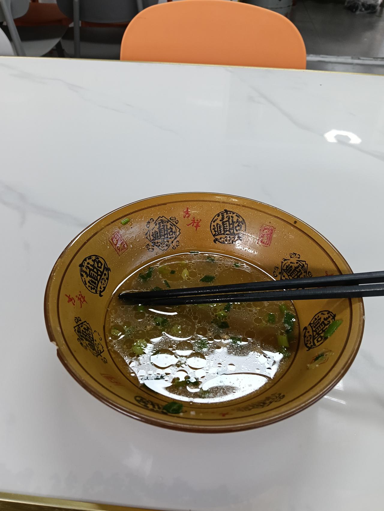 吃完饭主动收垃圾，整理整齐再走，社会上很少有我这样的好人了吧😄