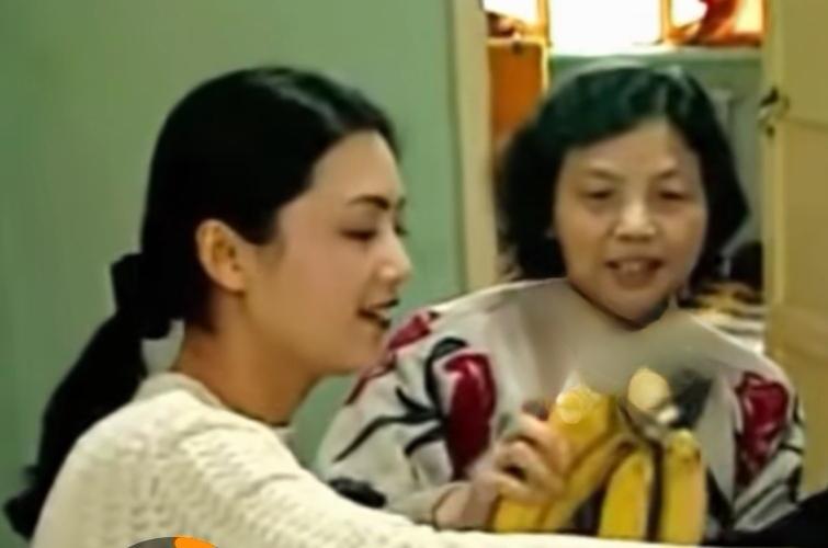 这是陈凯歌导演妻子和岳母，不得不说导演的媳妇真漂亮。
