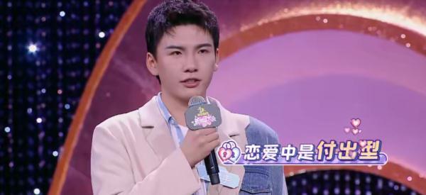 2021 年 4 月的一个录制日，江苏卫视《新相亲大会》第五季的演播厅里，男嘉宾