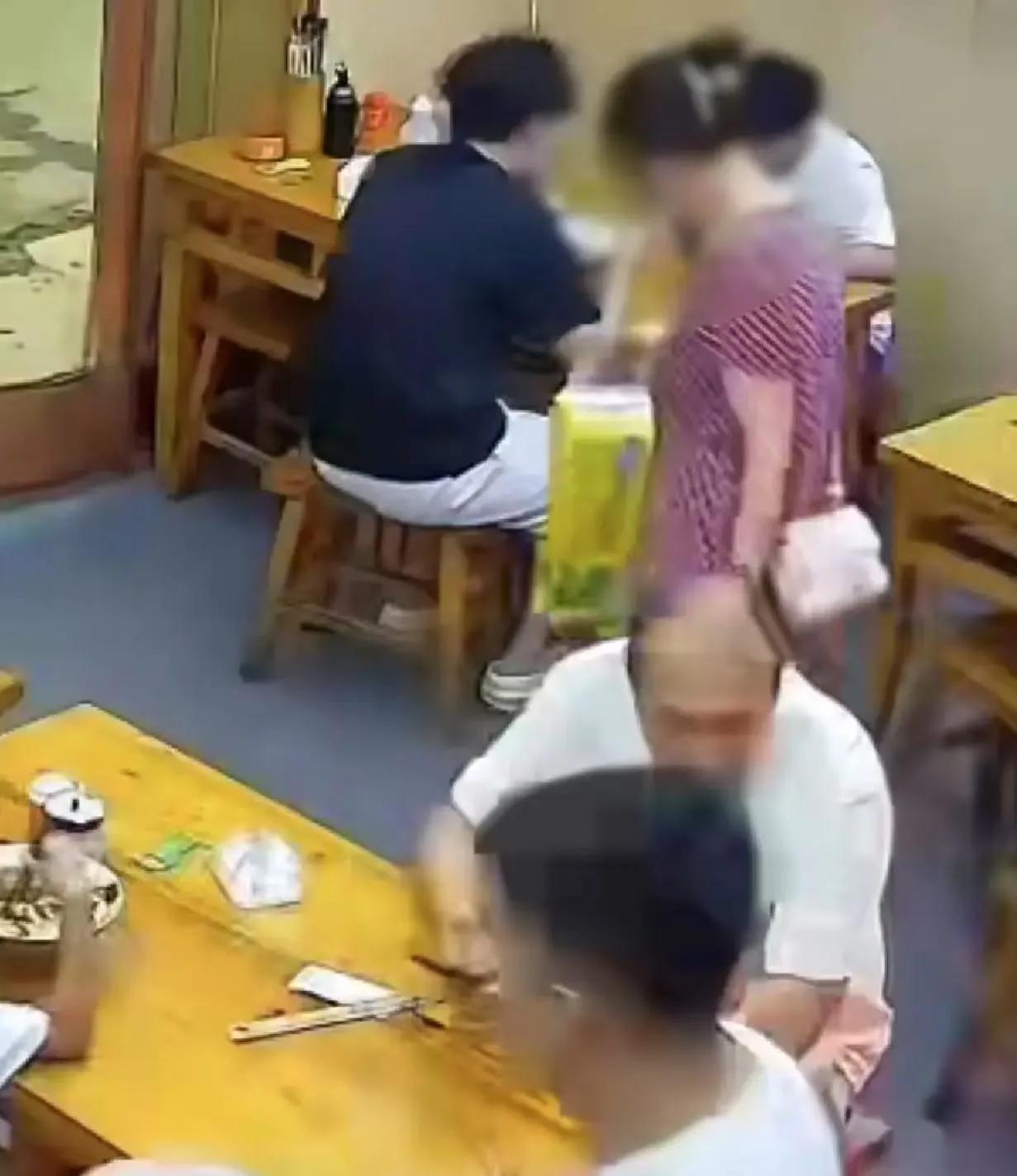 “卫生纸都要偷，穷成啥样了？！”河北秦皇岛，女子在面馆吃面时，顺走邻桌一提卫生纸