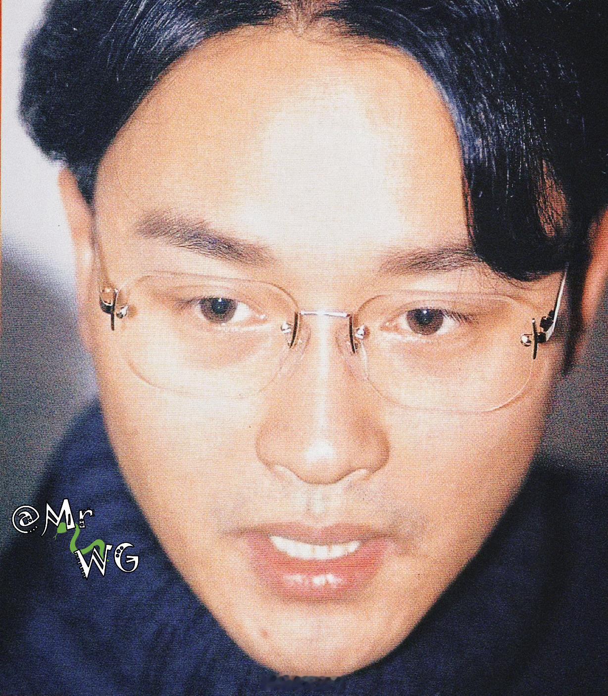 张国荣独家扫描 注意⚠️，这个男人叫小帅，他扶了一下金丝框👓，准备好迎接他双眸