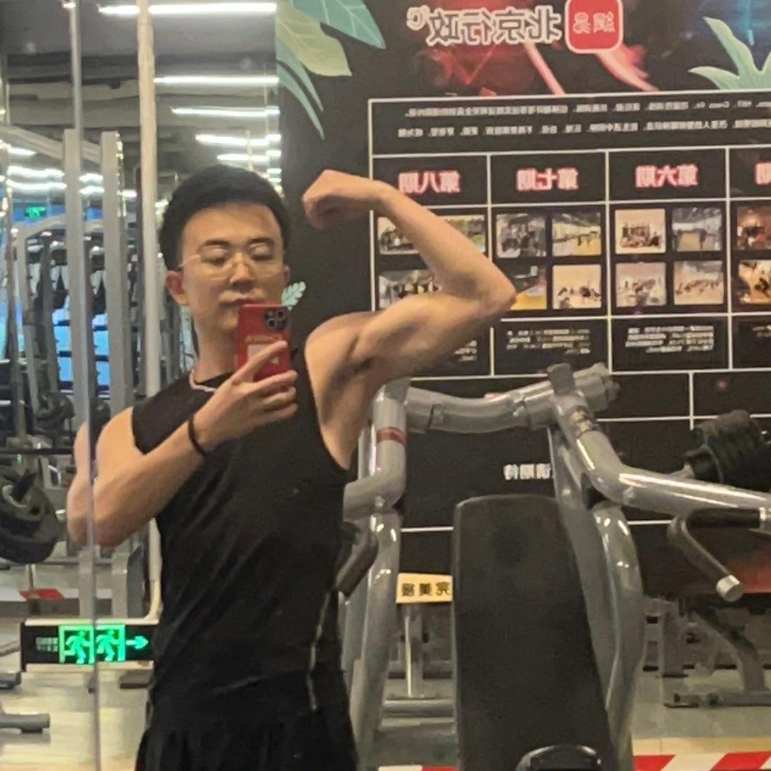 翻到一张22年元旦（也快三年了）的照片感慨，纵使家里器械再齐全，也抵不住上班的地