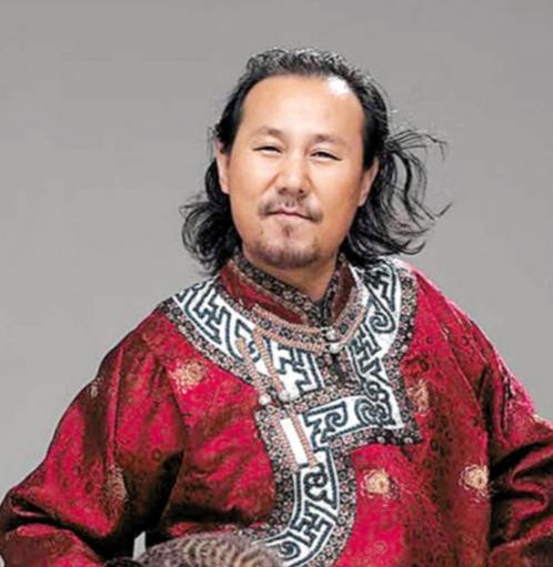 2000年，腾格尔在蒙古的所有酒楼全部倒闭，老婆也离婚了，价值85w的玉马，在醉