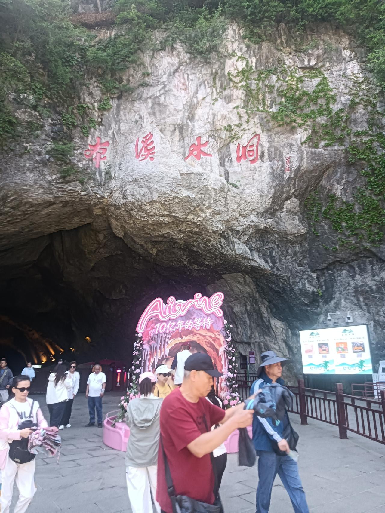 爱江山爱美人
藏头诗
文/李兴伟
爱意藏心未外宣，
江山湖泽结良缘。
山河湖泽水