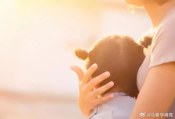 问：宝宝吃奶多超粘妈，该断奶吗？ 宝宝喂养问题断奶宝宝断奶自然离乳离乳粘妈妈的宝
