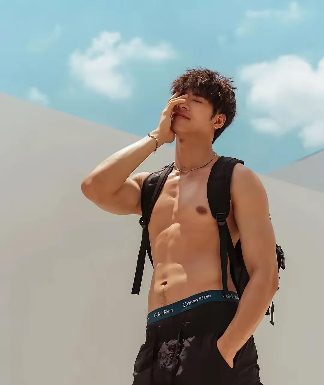 最近的健身房门口简直成了风景线，进进出出的都是自律的代名词。贴身的运动背心勾勒出