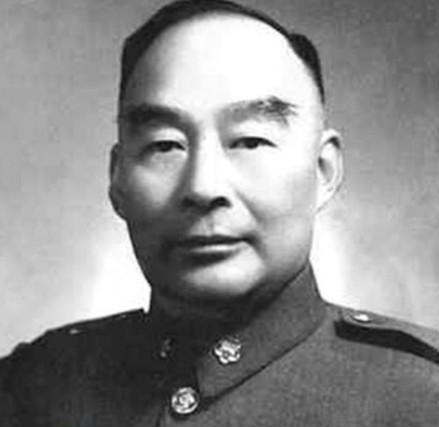 1947年，一名共产党员被押赴刑场途中，警觉地观察着围观的人群，果然看到了一副熟