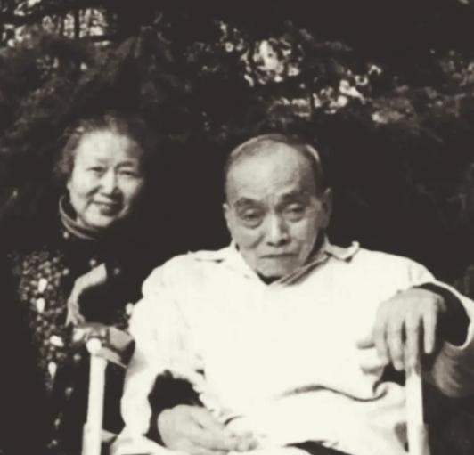 1949年4月，被关押的国民党少将范纪曼腹痛难忍，提出去上厕所。谁料半天后，范纪