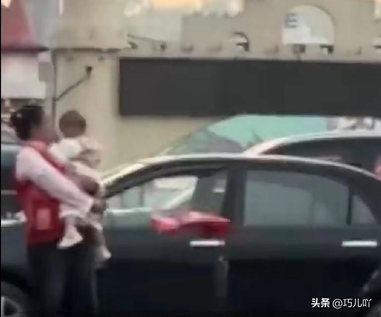 学校门口护学岗到底是自愿还是被迫的？

12月31日，有网友发视频曝料，在深圳市