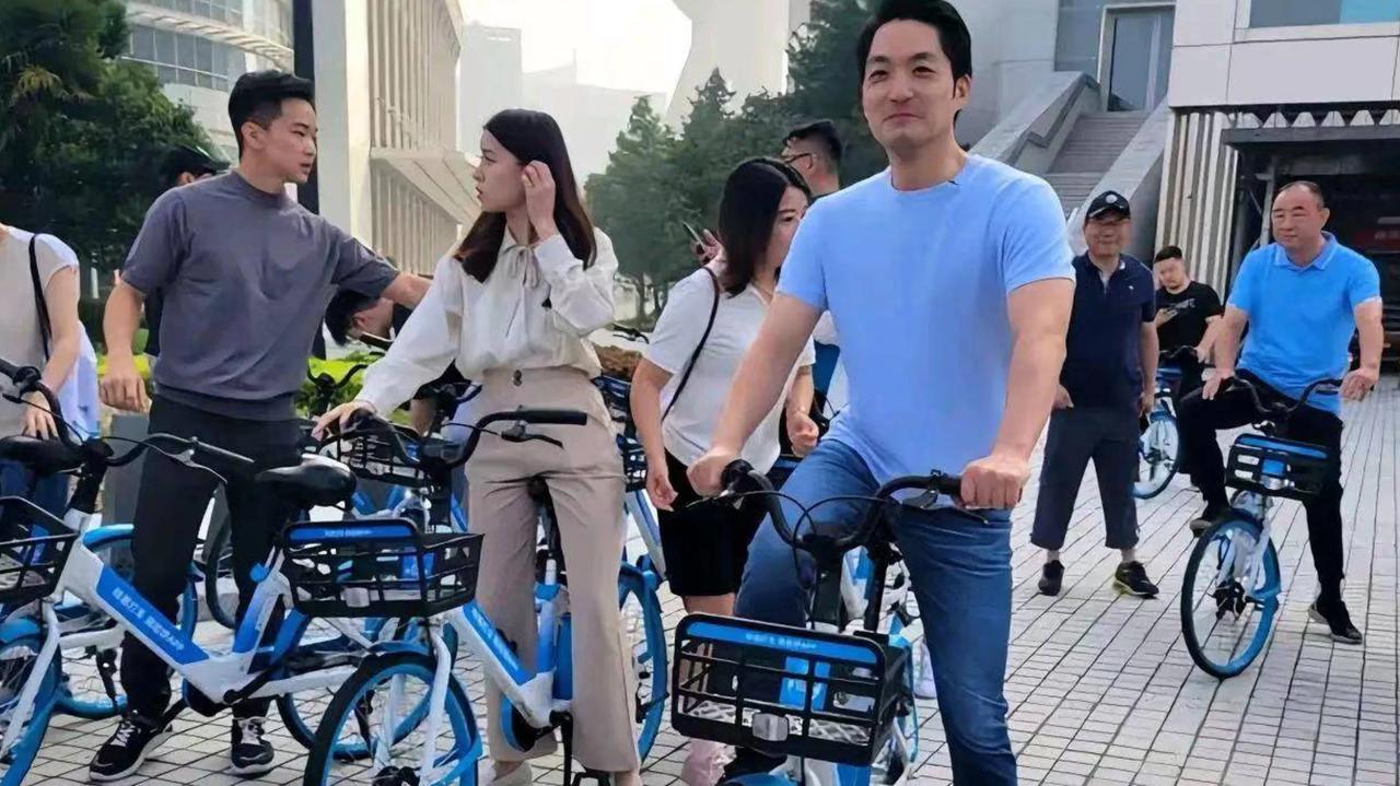 蒋万安去年到访上海时，专门考察了共享单车，并与同事们一起在黄浦江边骑车游览。他承