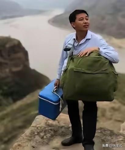 1996年山西，一小伙交不起3000元学费，想放弃上大学，村民们给他凑了3025