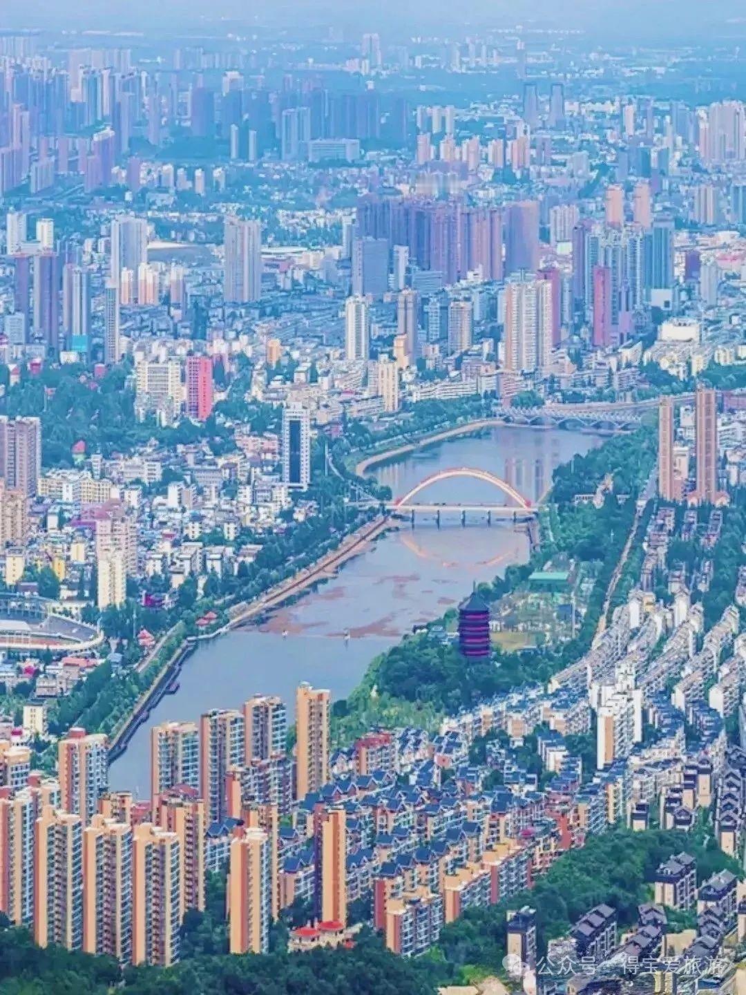 一样的城市，
不一样的美丽，
让人陶醉，
让人心旷神怡！旅行推荐官