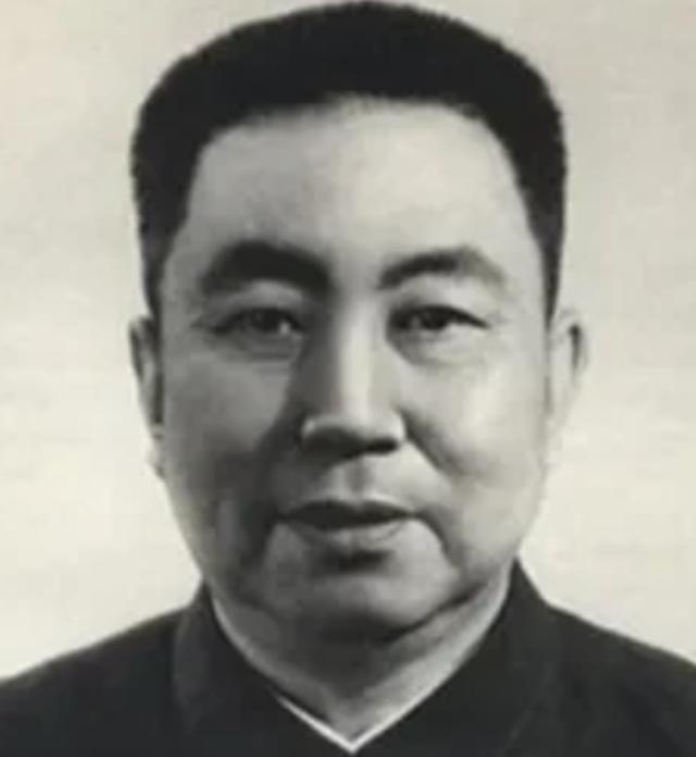 毛主席曾评价华国锋，是他见过最老实的人。不过，令很多人意想不到的是，这个老实人在