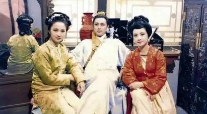 古代的通房丫鬟，其实就是主子行房时候的工具，主子需要时，得赶紧递汗巾，点安神香，