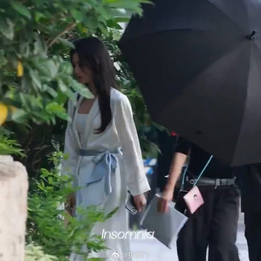 李现张婧仪雾里青浴袍路透李现张婧仪雾里青浴袍造型 呀呀呀呀呀，就是说电视剧《雾里