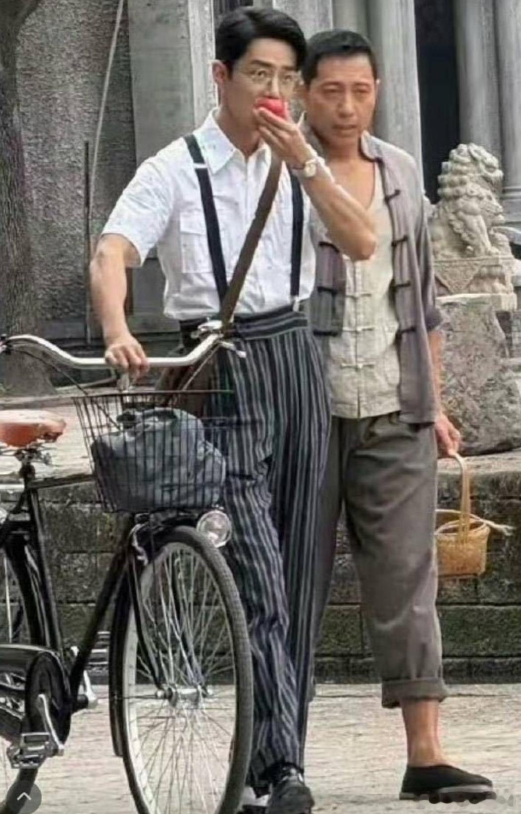 肖战 周雨彤 新剧《谍报上不封顶》 路透[举手] ，网友说这女主有点不搭吧！ ​