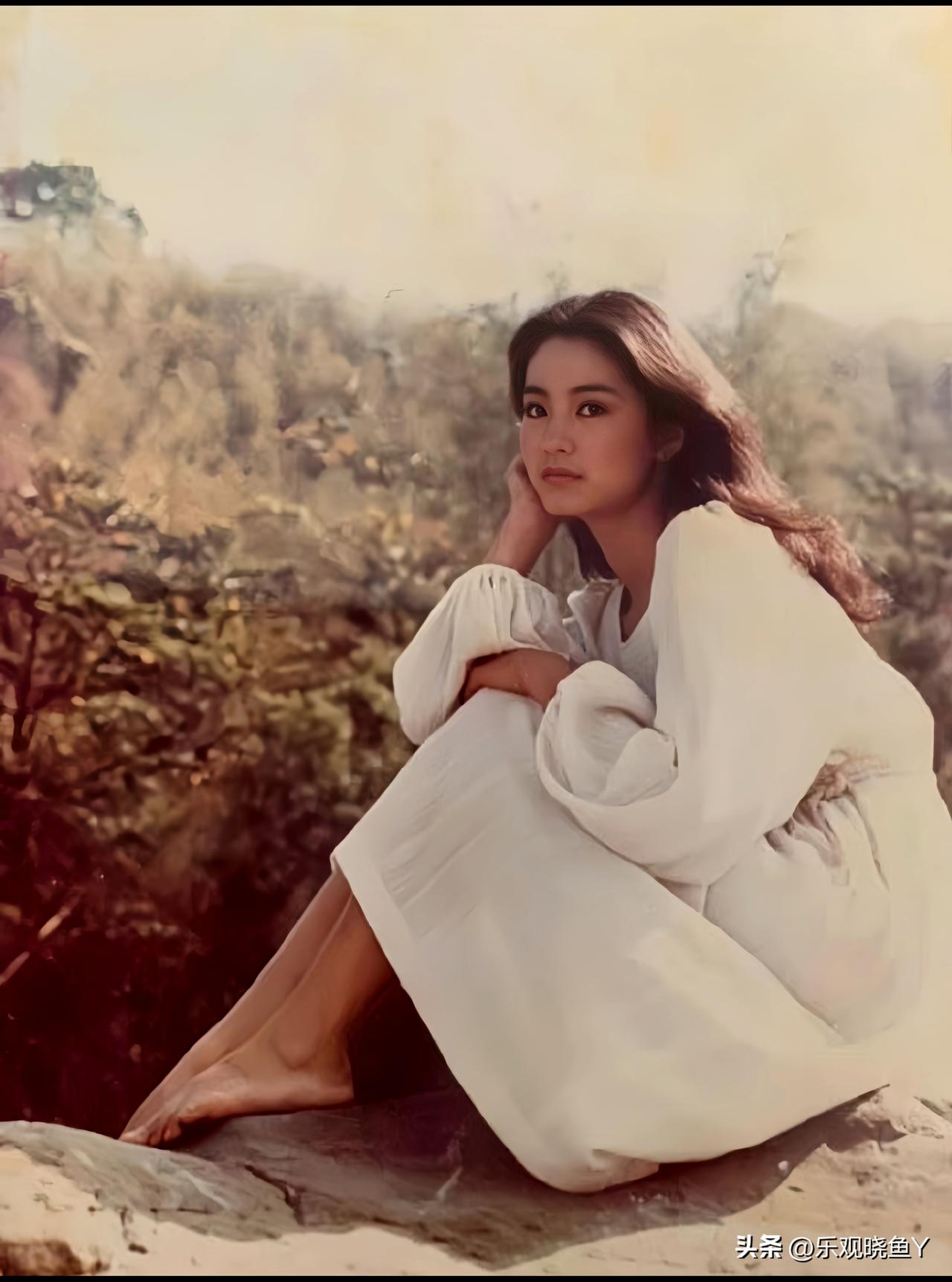 这是1977年一代女神林青霞在户外的留影，当时林青霞23岁，身着宽松长袖连衣裙，