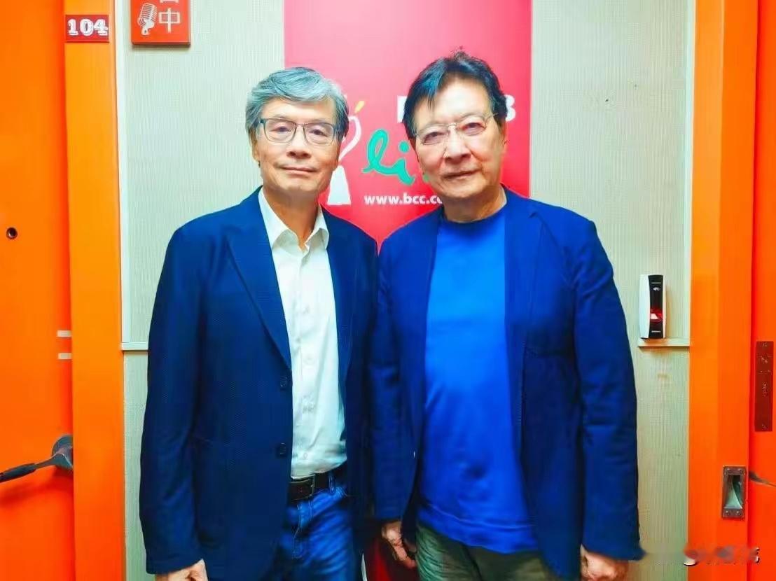 赵少康和金溥聪合体啦！金还戴个眼镜，是老眼昏花还是装斯文呢。这两人可是甜美派的，