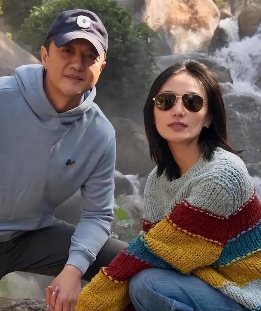 或许海哈金喜现在已经后悔了
她万万没想到
李亚鹏离婚后首次直播带货
取得了巨大的