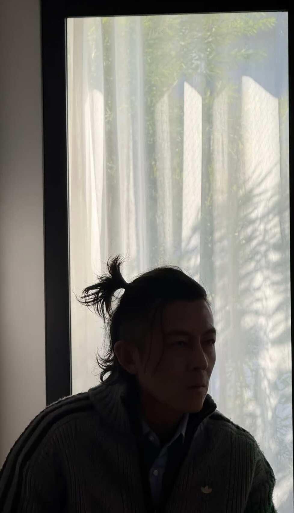 刮了胡子 依旧是顶流