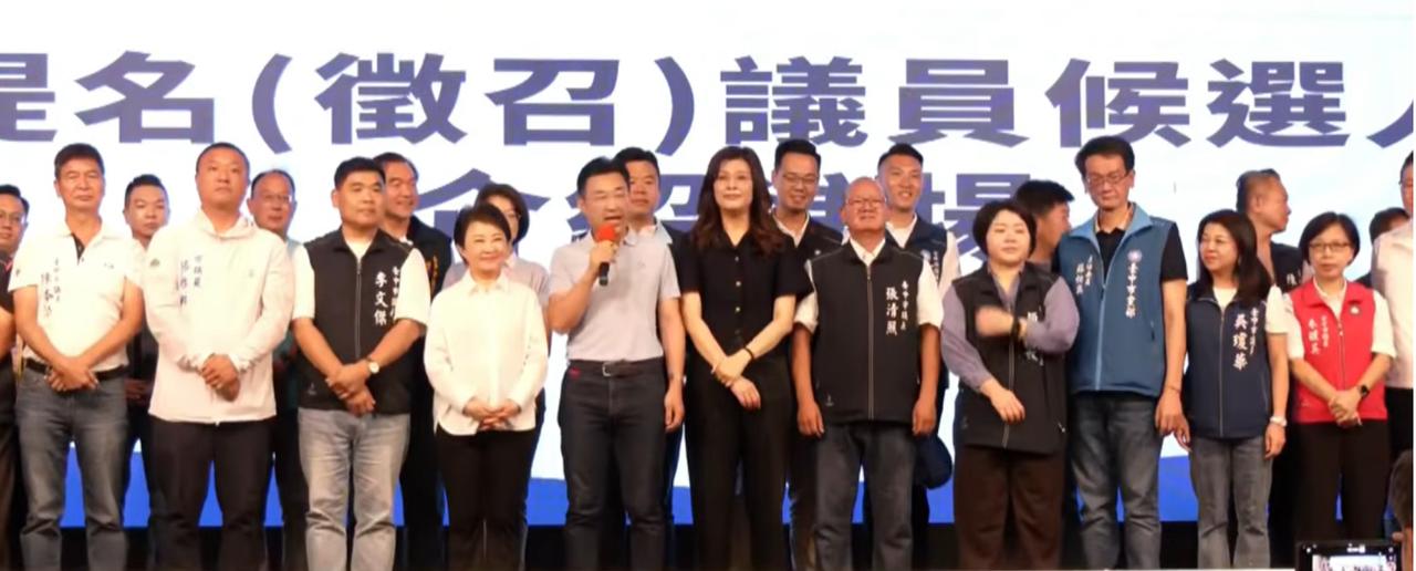 今天国民党主席郑丽文到台中与卢秀燕携手同台辅选江启臣，凝聚基层力量，展团结拼年底