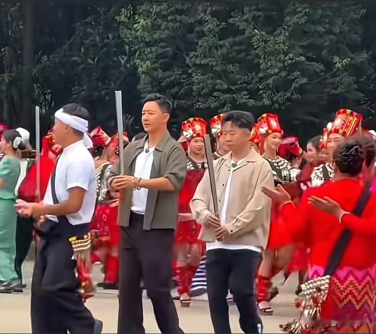 韩庚和杨迪这两人一直红是有原因的。
在综艺节目里韩庚、杨迪站在前排跳舞，全程认真