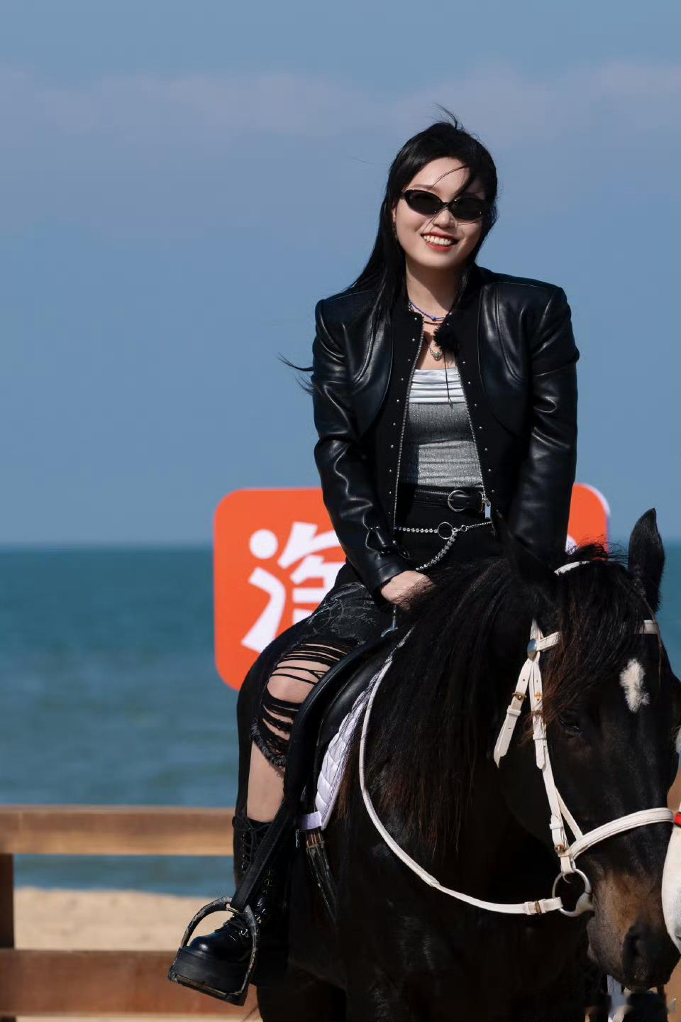 你好星期六全员团建马上见好六团海口团建高燃上线！睡衣派对+海边骑马，棣月CP同框