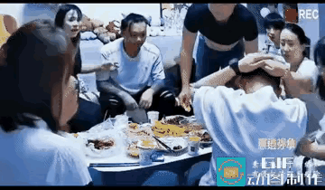 假如今天该女子拿起的是钉锤而不是酒瓶，她会停止砸人吗？
餐桌上，小俩口发生了轻微