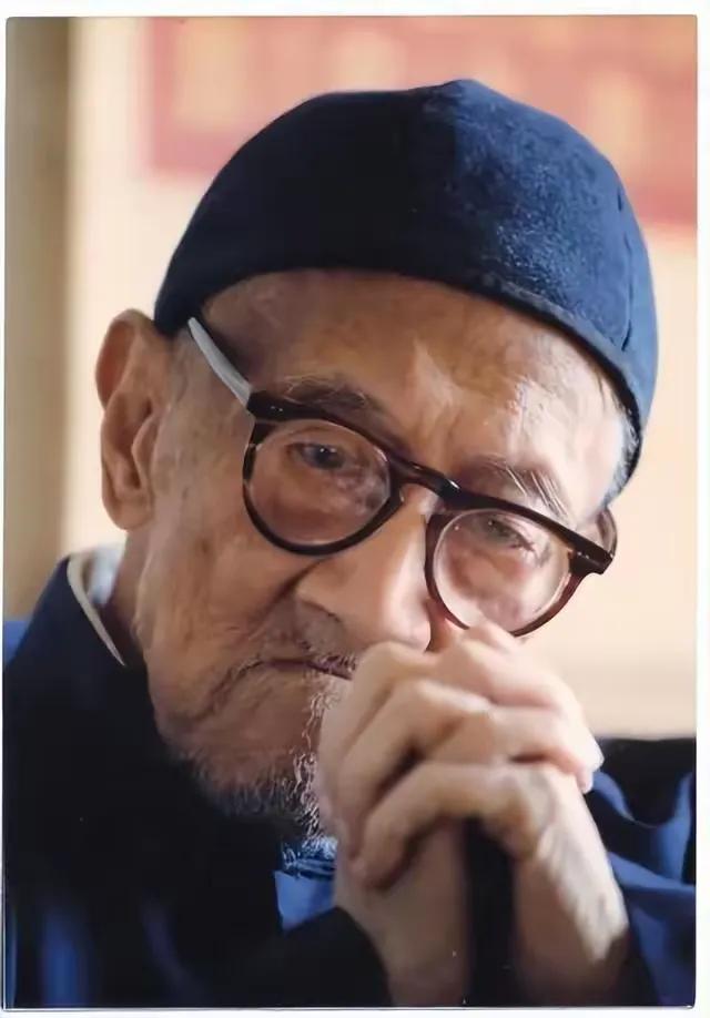 一位老人说：“什么是低端家庭？不是吃不上大鱼大肉。不是没有锦衣玉食。这些都不算。